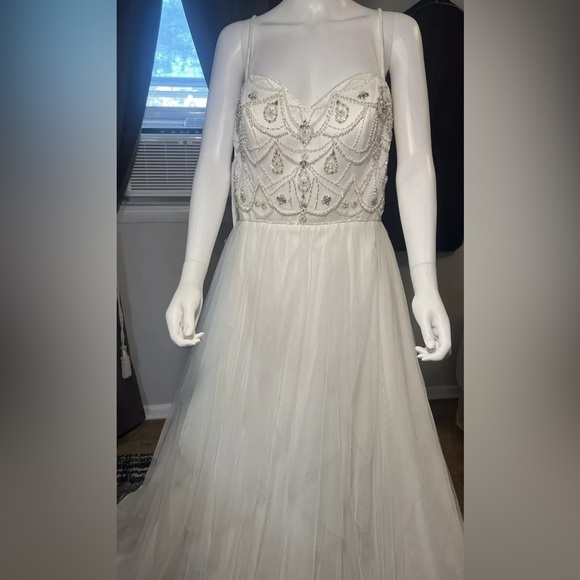 Alfred Angelo Style 5000 Gown. - Picture 3 of 7